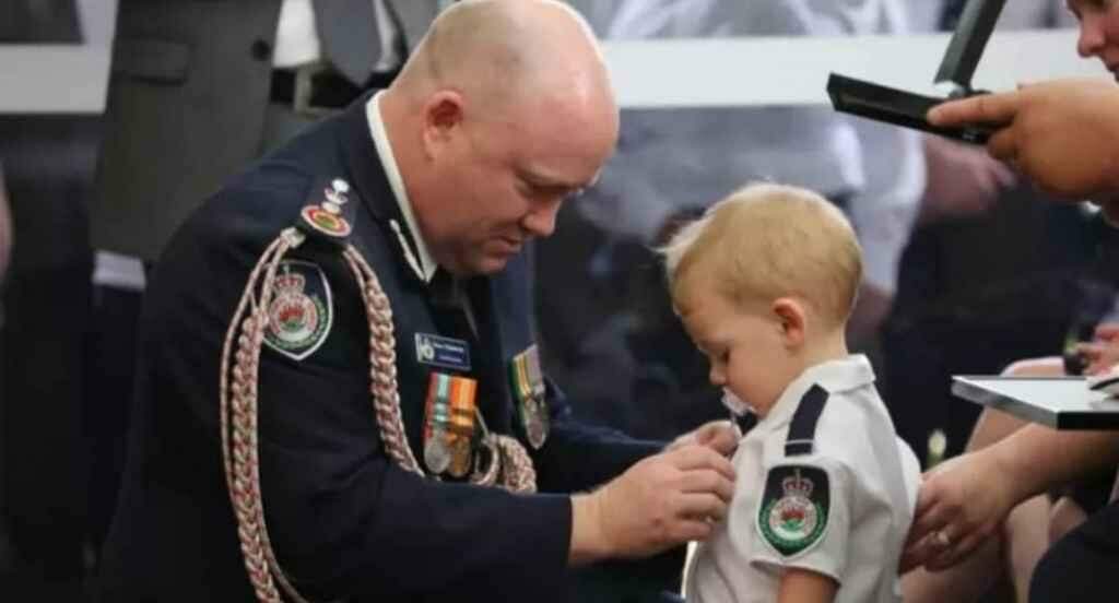 Filhos de bombeiros que morreram nos incêndios na Austrália participam de homenagem ao seus pais