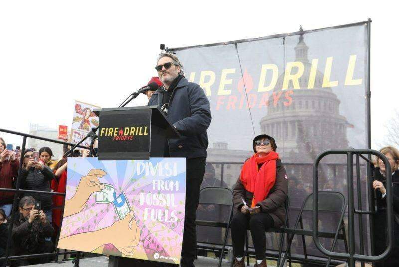 Joaquim Phoenix, o Coringa, é preso em protesto junto a Jane Fonda