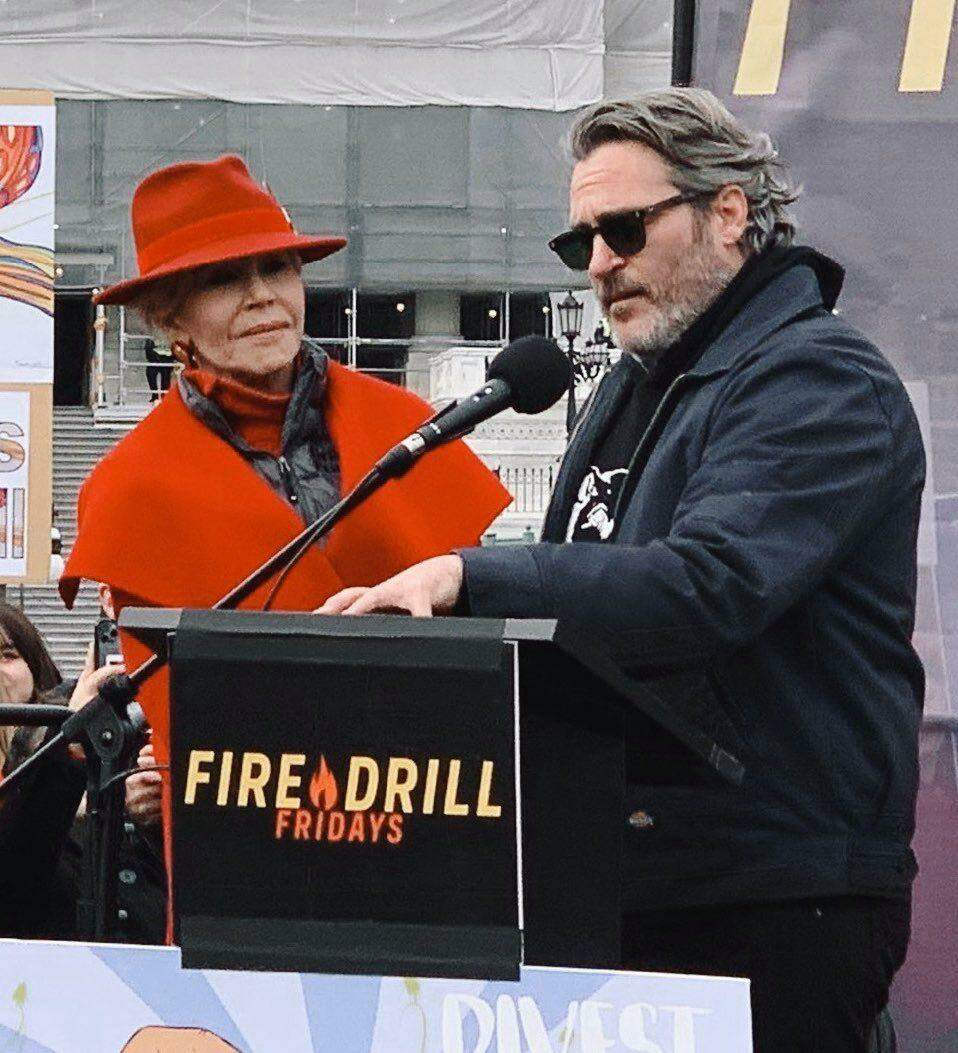 Joaquim Phoenix, o Coringa, é preso em protesto junto a Jane Fonda