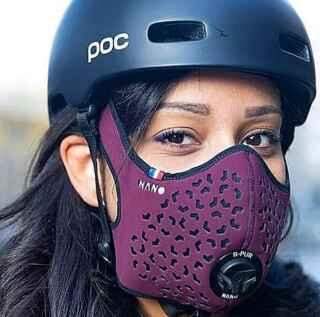 Máscara usadas contra poluição é opção de proteção ao coronavírus na França.