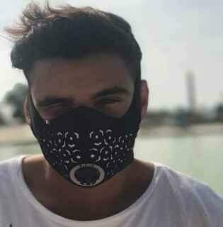 Máscara usadas contra poluição é opção de proteção ao coronavírus na França.