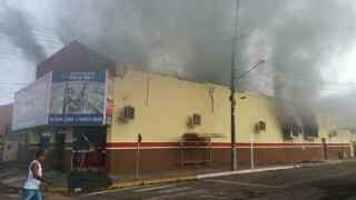 Incêndio destrói supermercado e mobiliza 7 caminhões tanque