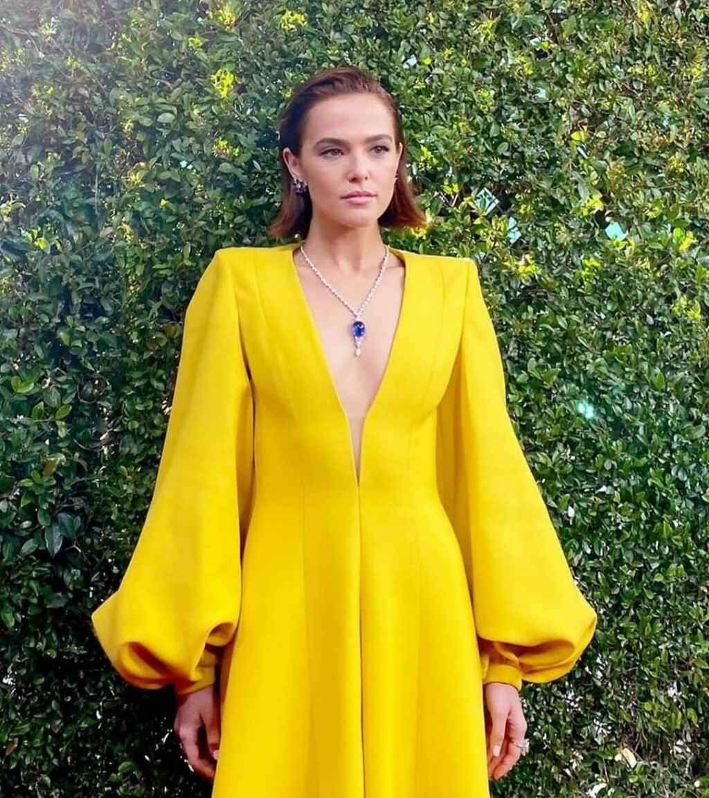 Zoey Deutch's 2020 Globes Golden Dress é verdadeiramente uma obra-prima de ouro
