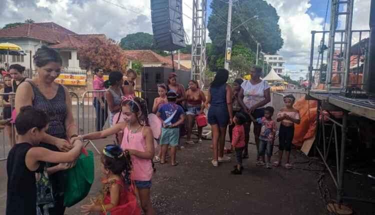 Pela tradição, nem calor espanta famílias de curtir folia de Carnaval na Esplanada
