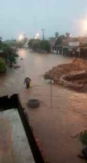 Chuvas fortes alagam ruas e deixam estragos em cidade de MS