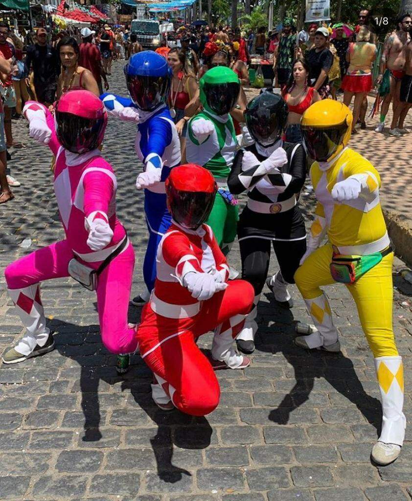 Fátima Bernardes e Túlio Gadelha se disfarçam de Power Ranger no pré-Carnaval
