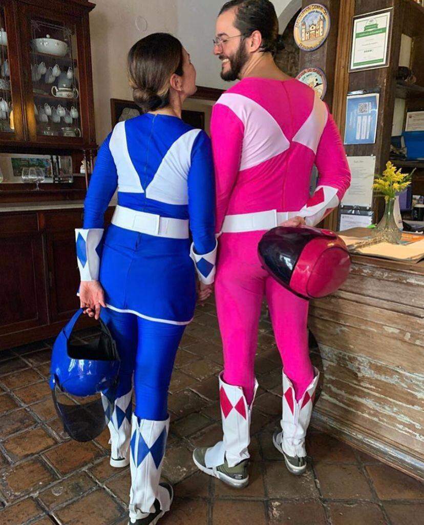 Fátima Bernardes e Túlio Gadelha se disfarçam de Power Ranger no pré-Carnaval