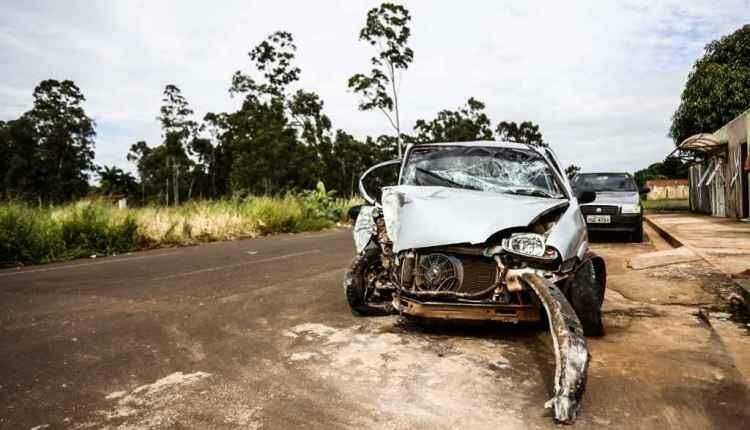 Motorista capota carro emprestado e deixa veículo destruído no Jardim Carioca