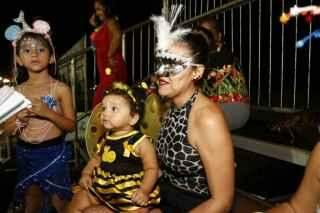 Mesmo com atraso, famílias não desanimam à espera do desfile das escolas de samba