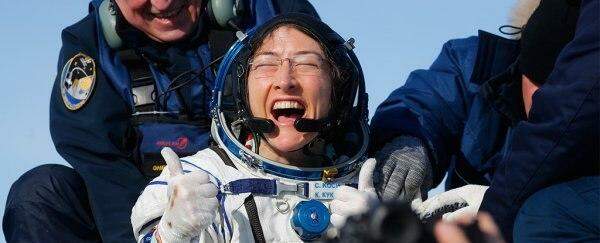 Astronauta Christina Koch volta para casa após 1 ano no espaço