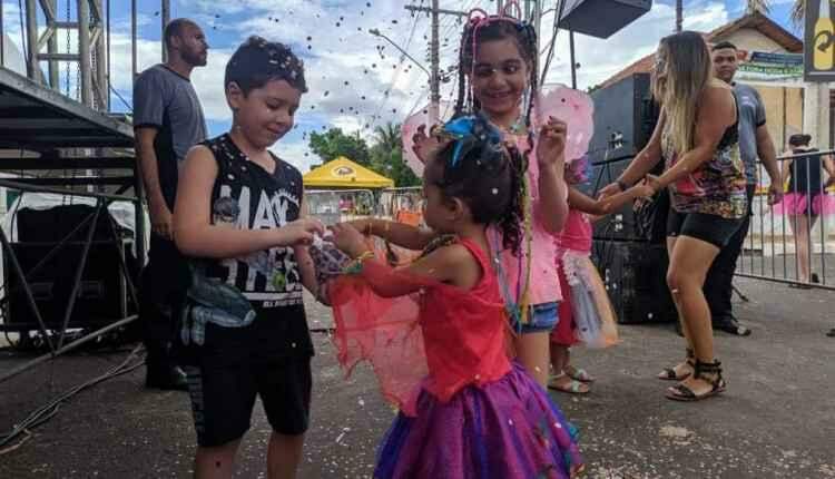 Pela tradição, nem calor espanta famílias de curtir folia de Carnaval na Esplanada
