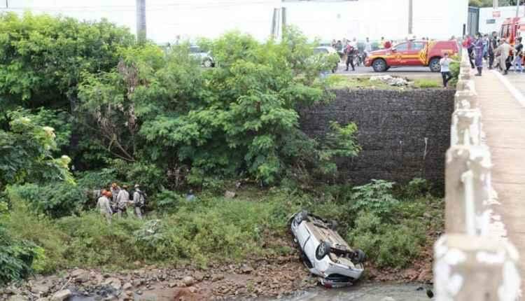 Motorista cai com veículo em córrego após acidente e cachorrinha desaparece