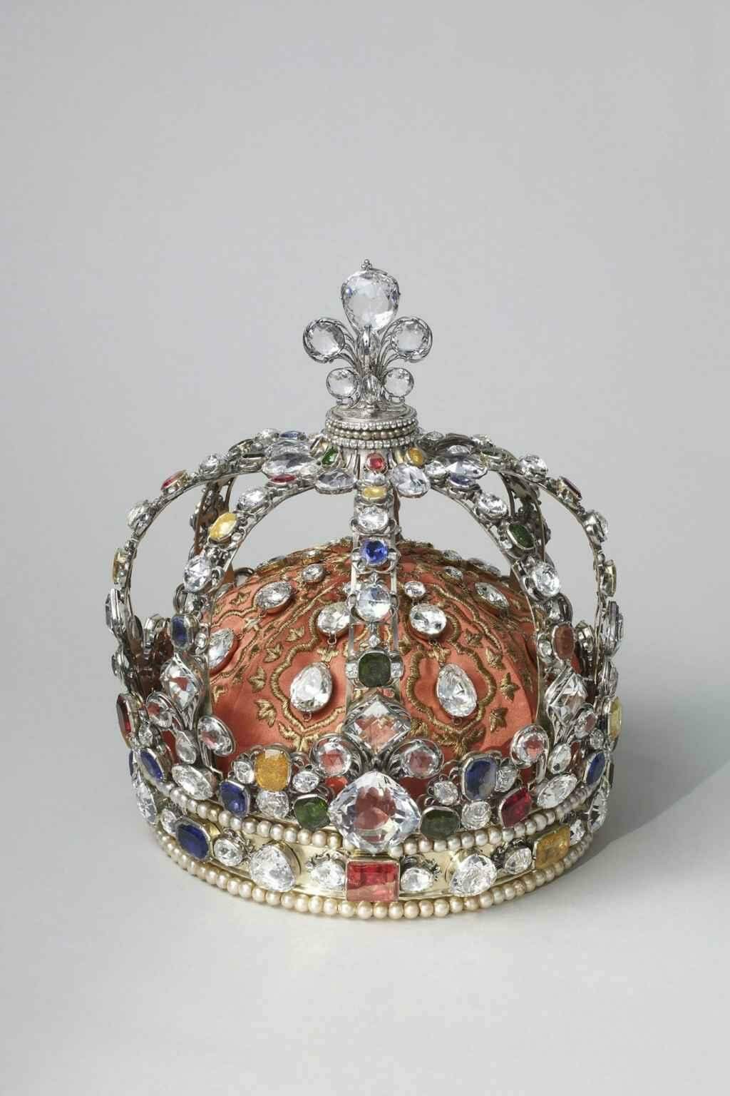 Museu do Louvre ganha ala dedicada às joias da coroa.