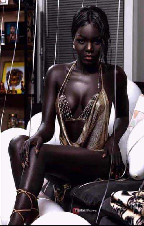 Nyakim Gatwech , a modelo sudanesa com a pele mais escura do mundo.