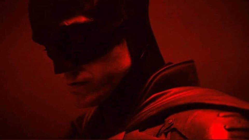 Em um teste de câmera, Robert Pattinson aparece com o uniforme do Batman.