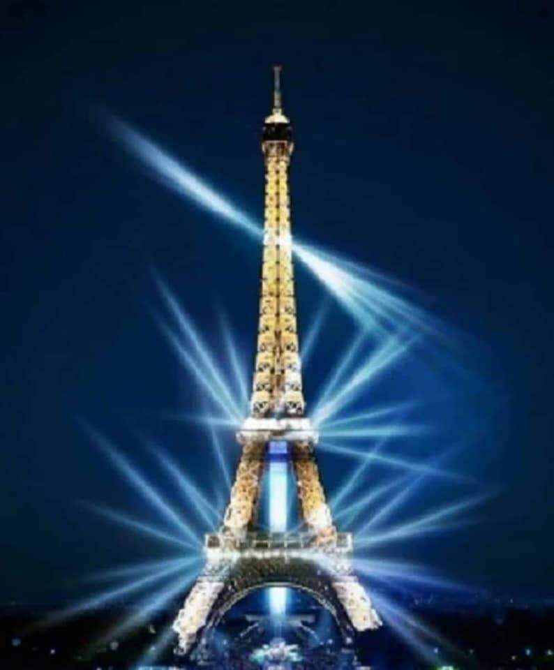 Torre Eiffel no ritmo do coração pelo Valentine’s Day