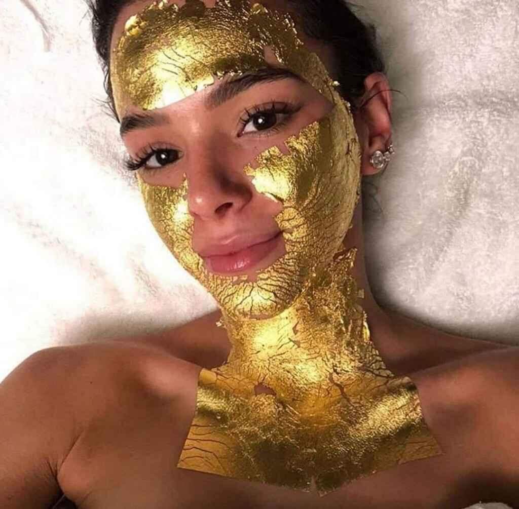 Máscara de ouro 24K: conheça o tratamento de luxo que é sucesso entre as famosas
