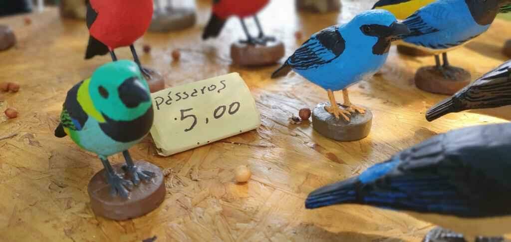 O criador de pássaros: Artesão reproduz  aves regionais em escultura e impressiona