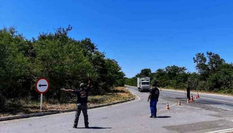 Na fronteira, barreira sanitária mede temperatura e orienta até 300 motoristas por dia