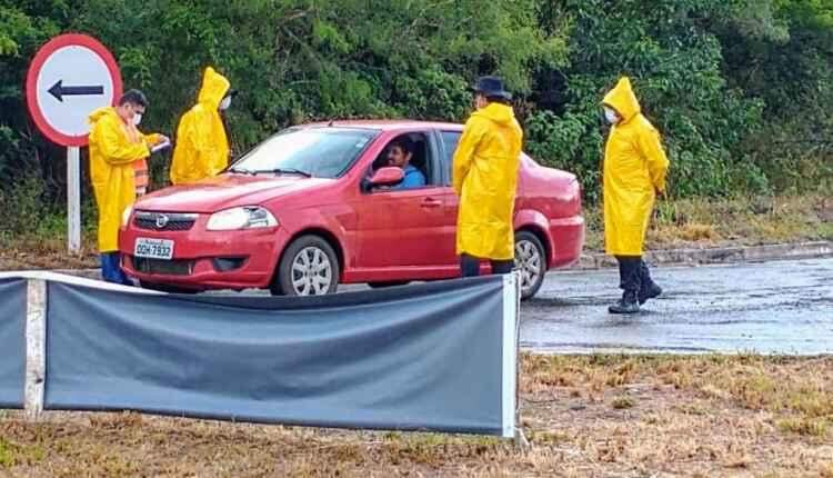 Na fronteira, barreira sanitária mede temperatura e orienta até 300 motoristas por dia