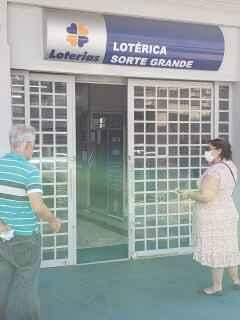 Após decreto, lotéricas reabrem e controlam entrada de pessoas em Campo Grande
