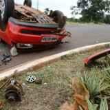 Motorista bate em placa de sinalização e capota carro ao desviar de animal na rua