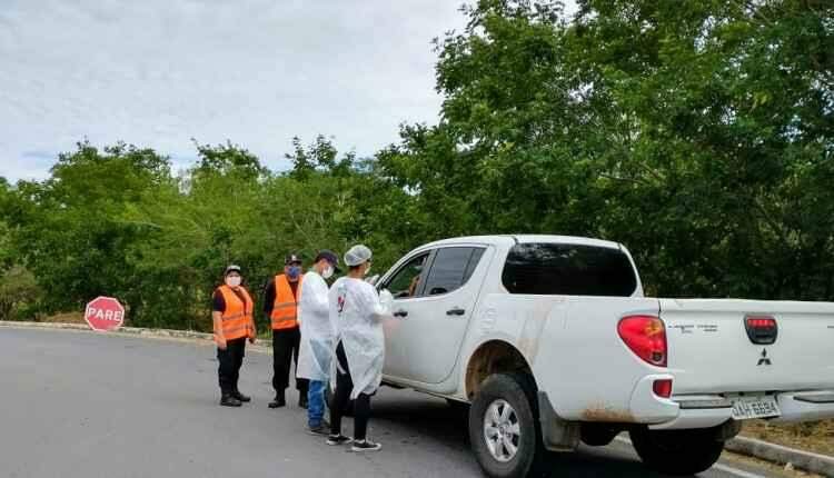 Na fronteira, barreira sanitária mede temperatura e orienta até 300 motoristas por dia