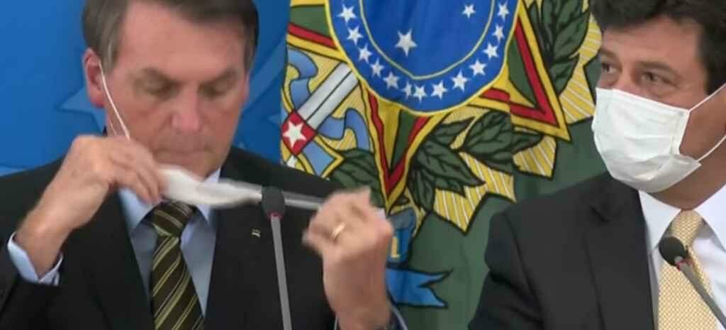 Internautas não perdoam e dificuldade de Bolsonaro com máscara em coletiva vira meme