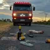 Carro capota na BR-262, duas pessoas ficam feridas e garrafas de bebidas espalhadas na rodovia