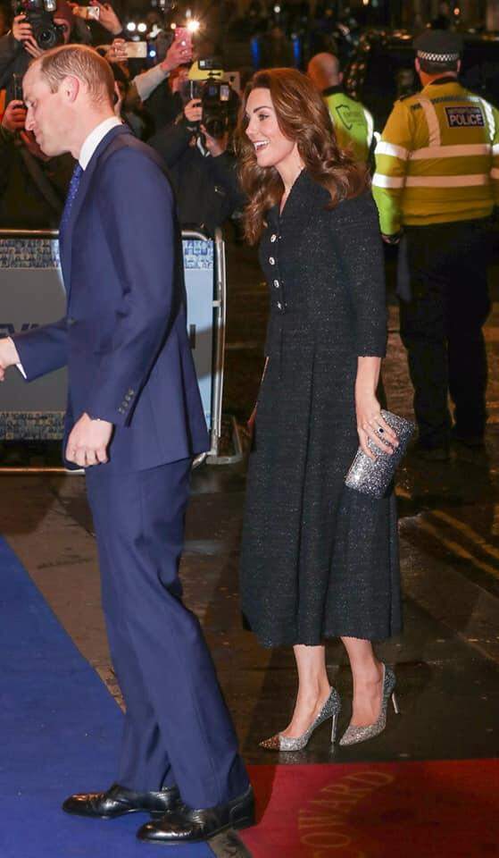 Kate Middleton faz a ‘cinderela’ ao surgir em evento usando sapato cravejado de cristais