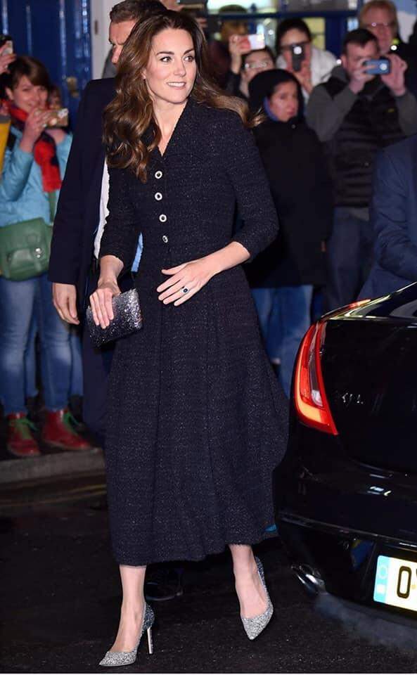 Kate Middleton faz a ‘cinderela’ ao surgir em evento usando sapato cravejado de cristais