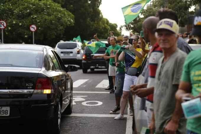 VÍDEO: Em motos e carros, manifestantes lotam Afonso Pena em apoio a Bolsonaro