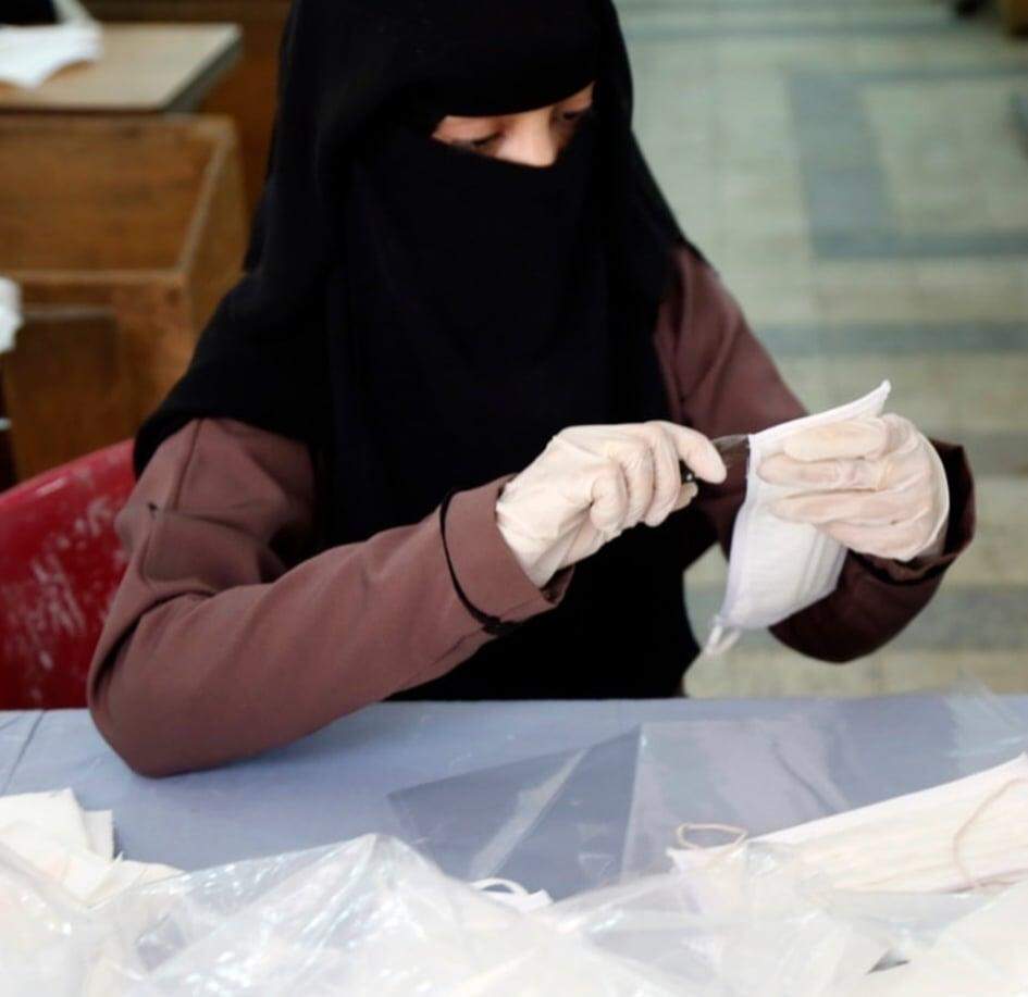 Mulheres iemenitas produzem máscaras contra o novo coronavírus.
