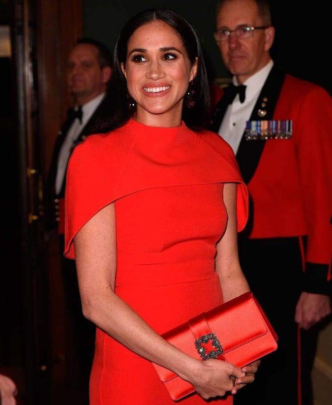 Meghan Markle e príncipe Harry cruzam tapete vermelho de evento em Londres