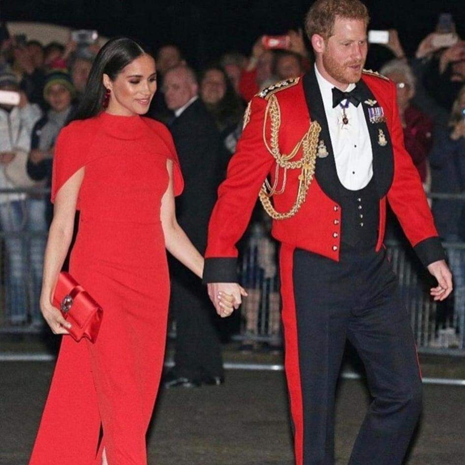 Meghan Markle e príncipe Harry cruzam tapete vermelho de evento em Londres