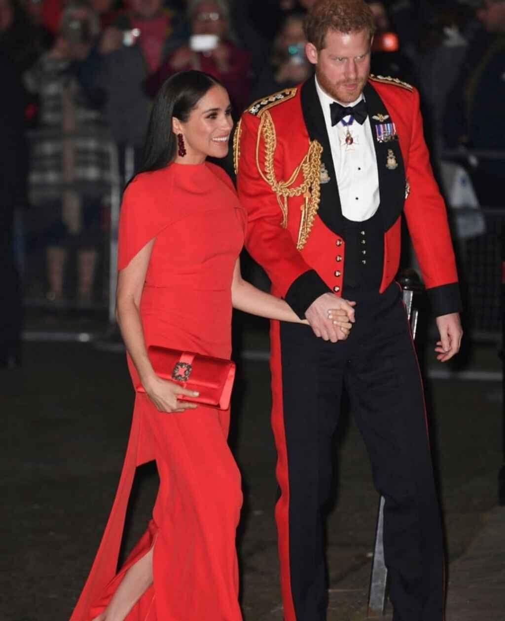 Meghan Markle e príncipe Harry cruzam tapete vermelho de evento em Londres