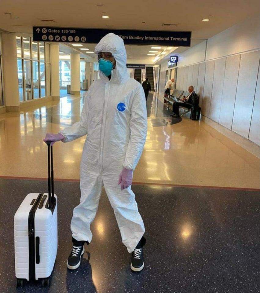 Naomi Campbell usa traje de proteção contra coronavírus para viajar