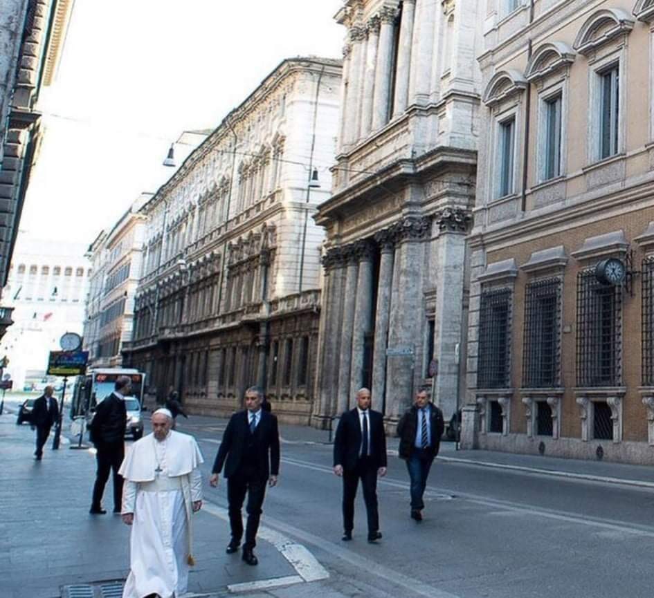Papa caminha por ruas desertas de Roma pedindo proteção de Deus contra coronavírus
