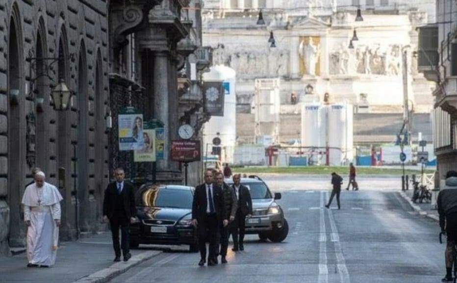 Papa caminha por ruas desertas de Roma pedindo proteção de Deus contra coronavírus