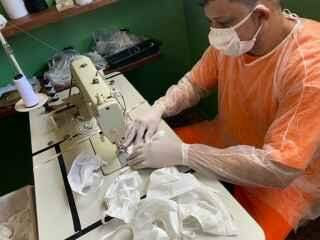 Detentos fabricam máscaras e álcool para uso em hospitais de Campo Grande