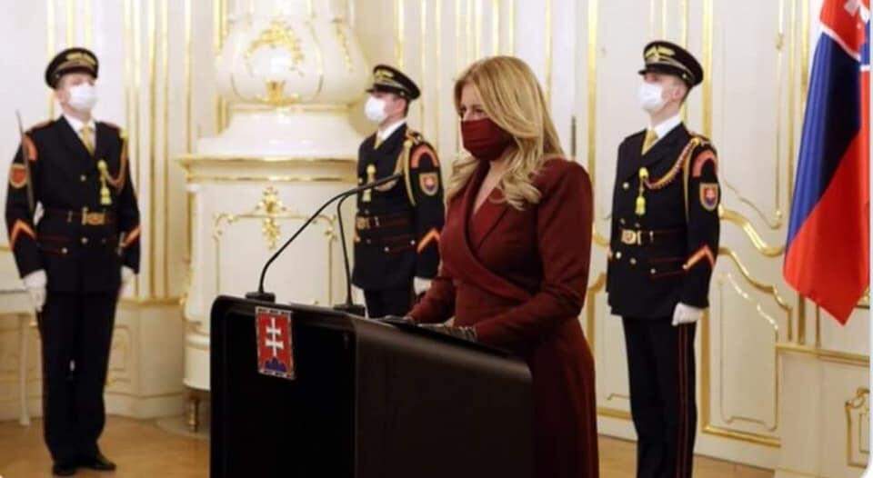 Presidente da Eslováquia surpreende redes sociais com look anticoronavírus