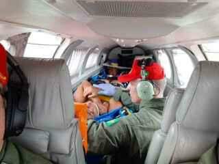 Mulher e criança feridas ao cair de charrete são resgatadas em aeronave dos bombeiros no Pantanal