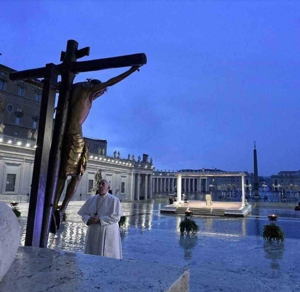 O Papa reza sozinho na Praça São Pedro, em ato inédito na história.