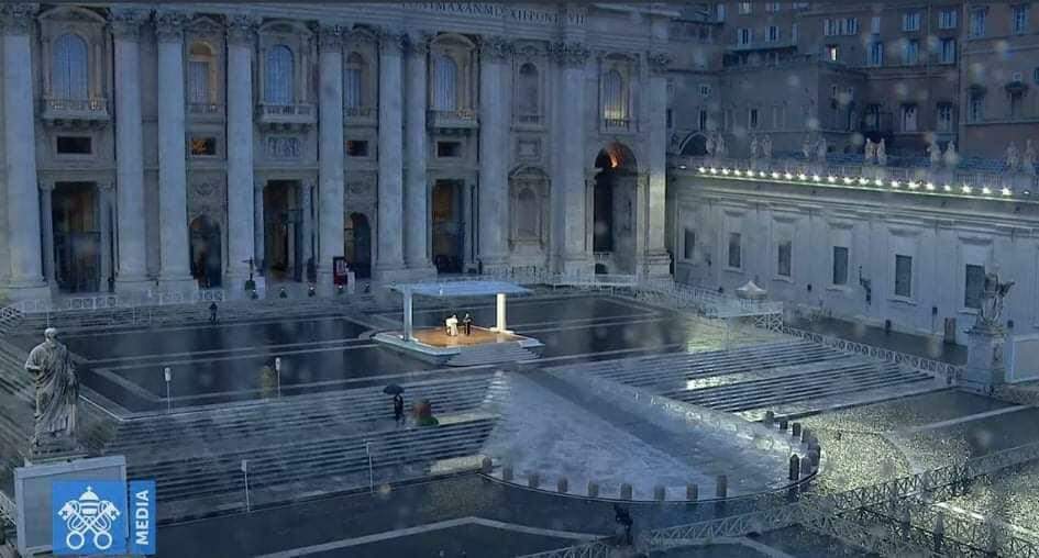 O Papa reza sozinho na Praça São Pedro, em ato inédito na história.