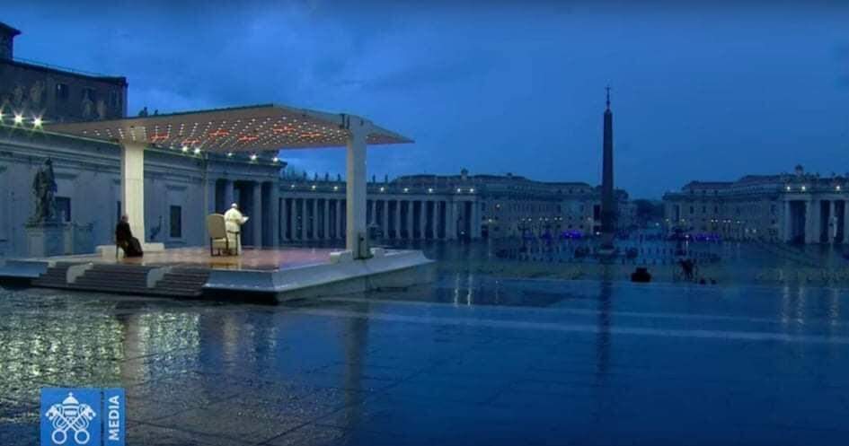 O Papa reza sozinho na Praça São Pedro, em ato inédito na história.