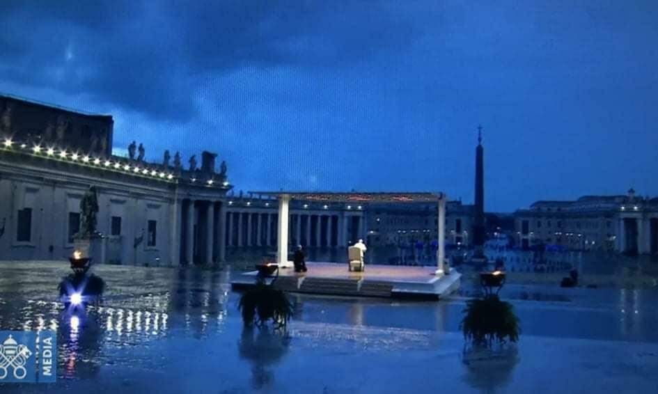 O Papa reza sozinho na Praça São Pedro, em ato inédito na história.