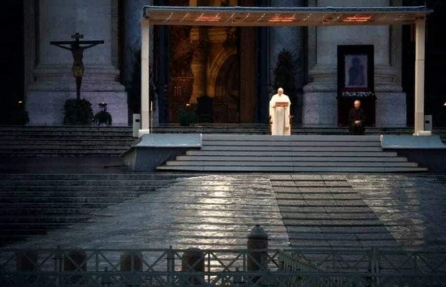 O Papa reza sozinho na Praça São Pedro, em ato inédito na história.