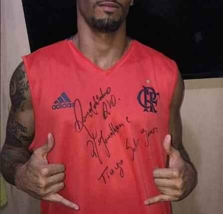 Em presídio, Ronaldinho Gaúcho é tietado por detentos e autografa até camisa do Flamengo