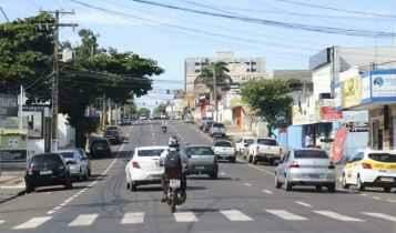 Mais carros parados e menos pedestres: o novo normal no centro de Campo Grande