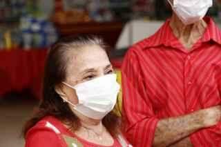 Com medo do coronavírus, idosos enfrentam fila na chuva para vacinar contra gripe